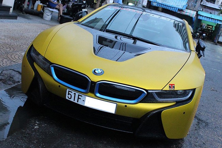   "Siêu xe xanh" BMW i8 thuộc sở hữu của thành viên Vietnam Team, xe nguyên bản màu xám và đã được chủ nhân độ lại thành màu matte gold (vàng nhám) nổi bật.